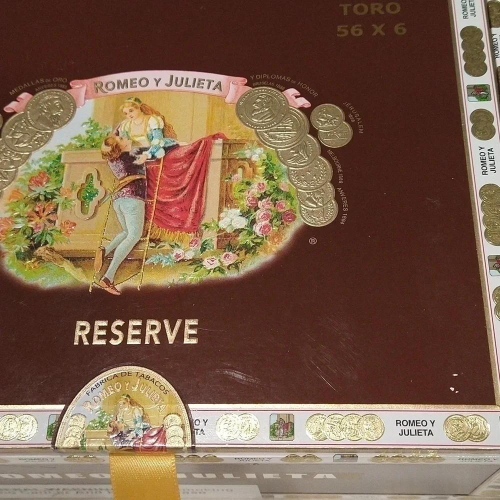 Romeo y Julieta reserve cigar 2 boxes brown 8 1/2
